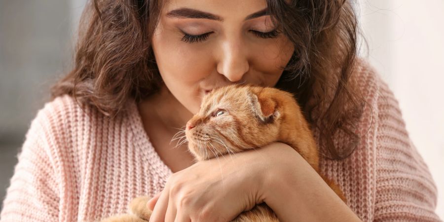 In der Katzenwelt ist das (menschliche) Küssen keine natürliche Geste der Zuneigung ‒ doch oft lernen sie die Bedeutung zu verstehen.