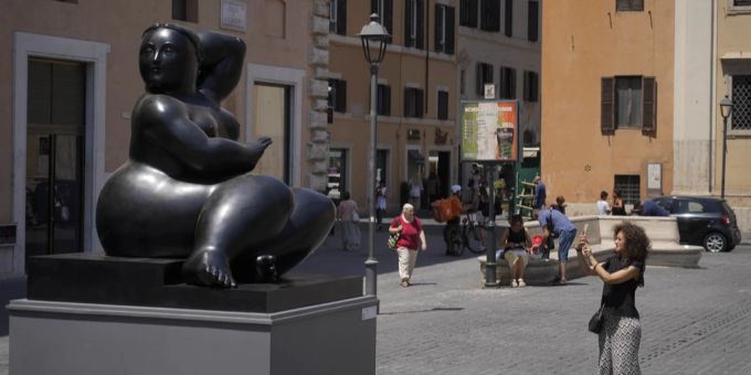 Roms Strassen und Plätze sind zu einer lebendigen Leinwand für Fernando Boteros überschwängliche Skulpturen geworden. (AP Photo/Gregorio Borgia) Botero Rom