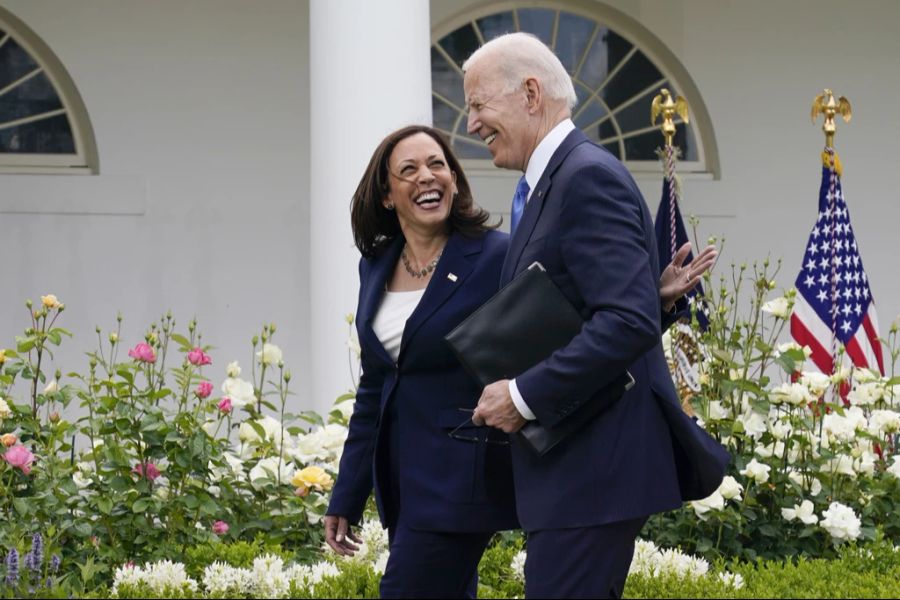 Kamala Harris spaziert mit Joe Biden durch den Rosengarten vor dem Weissen Haus in Washington am 13. Mai 2024.