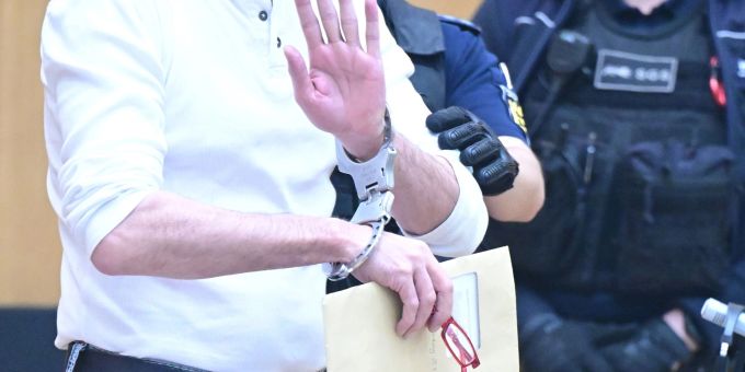 Ein Angeklagter hat sich in Stuttgart erstmals zu den Vorwürfen geäussert. Ein Angeklagter hat sich in Stuttgart erstmals zu den Vorwürfen geäussert.