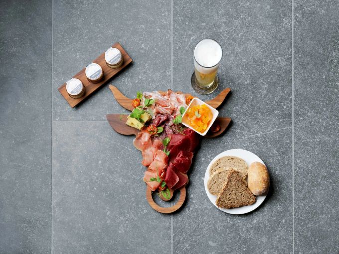 Im wahrsten Sinne des Wortes ein «Urner Plättli», das im Restaurant Teufelsbrücke künftig aufgetischt wird. Urner Plättli Teufelsbrücke Chedi