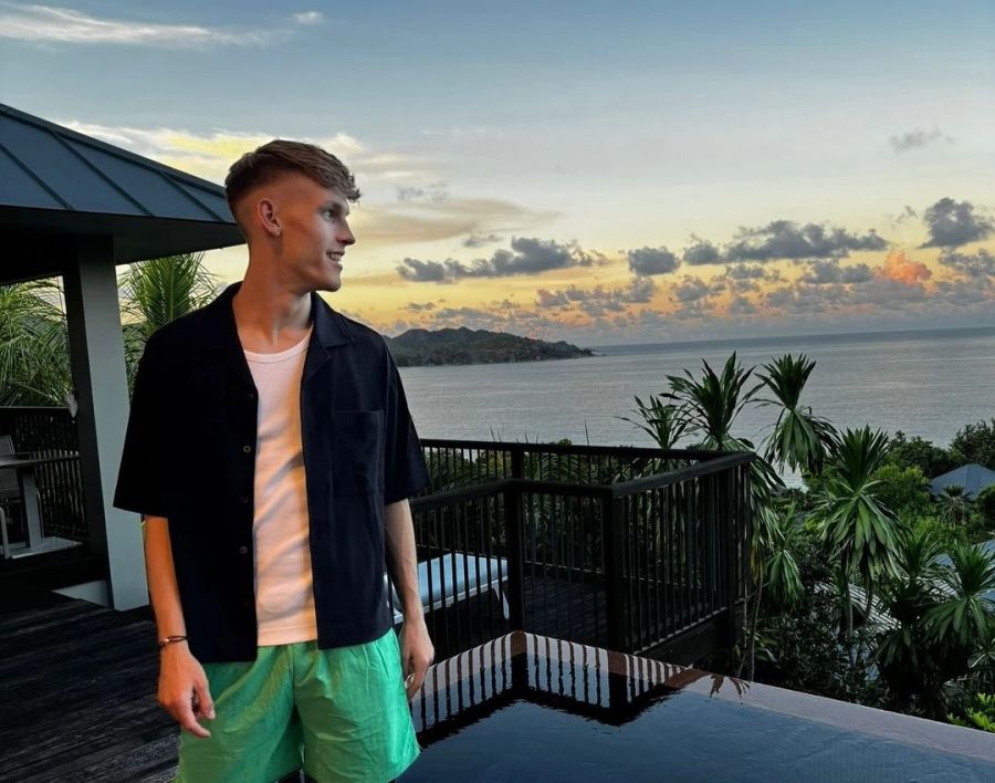 Anton Kade geniesst die Aussicht auf den Seychellen.