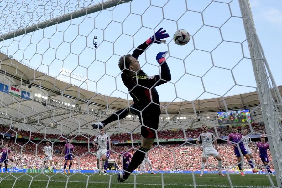 Deutschland-Keeper Manuel Neuer hält einen Freistoss von Dominik Szoboszlai.