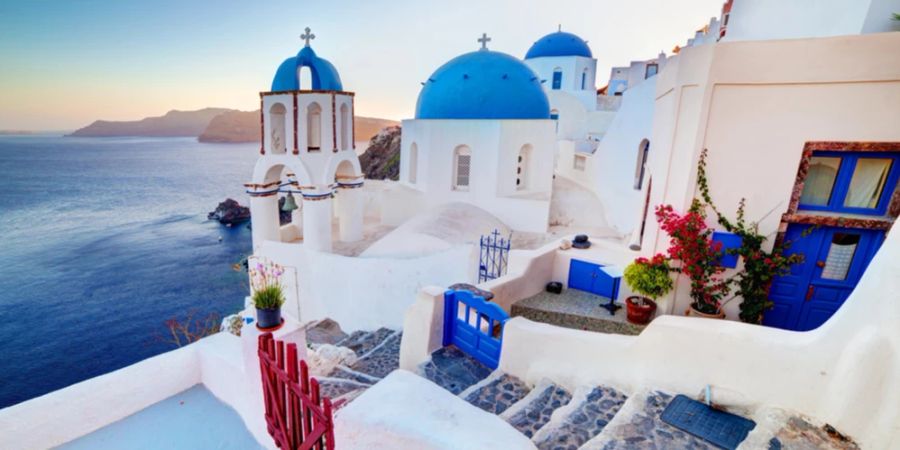 Santorini blau-weisse Kuppeln Sandstein Meerblick