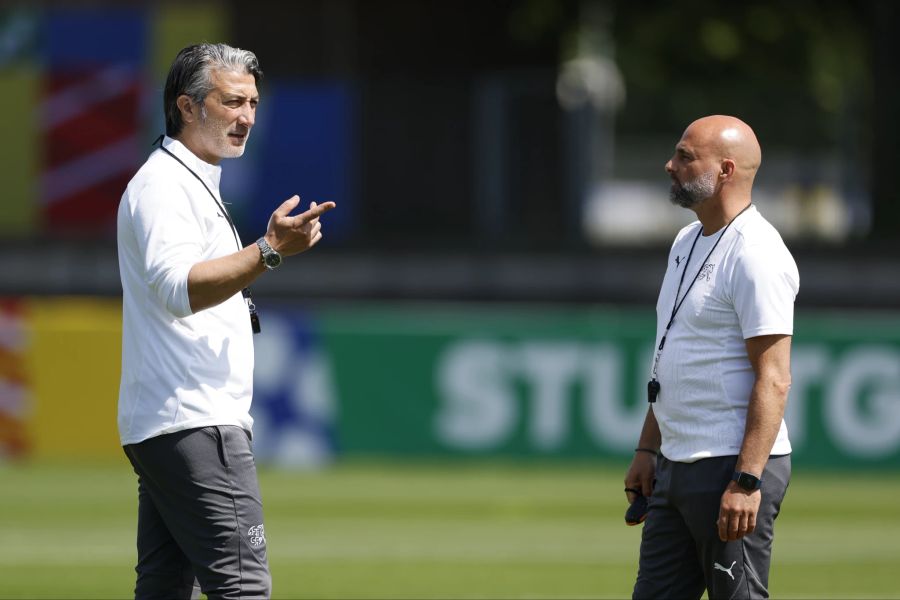 Trainer Murat Yakin diskutiert mit Co-Trainer Giorgio Contini im Nati-Training am Dienstag.