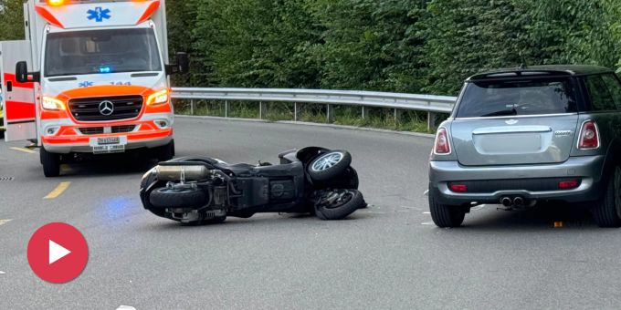 Hombrechtikon ZH - Töfffahrer (†) stürzt und kollidiert mit Auto – tot