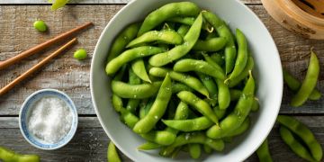 Edamame Bohnen Schüssel Salz Stäbchen