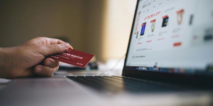 Eine Nau.ch-Leserin scrollt beim Onlineshopping vergeblich durch die Länder-Liste: Der spanische Shop liefert zwar nach Jemen oder die Fidschi-Inseln – nicht aber in die Schweiz. Karte