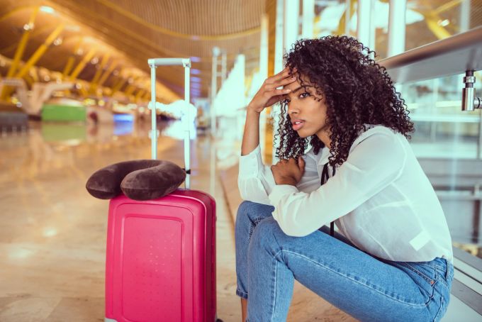 Billigfluglinien canceln mehr Flüge als traditionelle Fluggesellschaften. Flug verpasst Koffer Frau