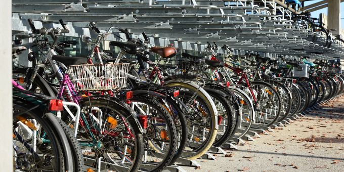Am besten überdacht und abschliessbar: ein Veloparkplatz. (Symbolbild) Bici Velo Ständer Parkplatz