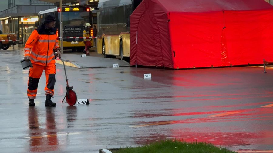 Aufgrund des Unfalls war die Bushaltestelle beim Bahnhof Bonstetten für mehrere Stunden nur eingeschränkt benutzbar. Die örtliche Feuerwehr regelte den Verkehr.