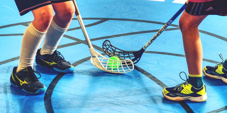 Unihockey Schläger Männer Spielfeld