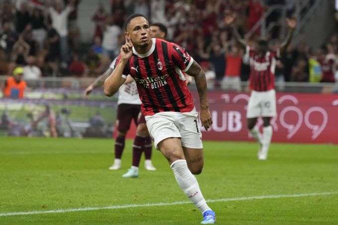 Noah Okafor will sich jetzt auf die AC Milan konzentrieren. Noah Okafor AC Milan