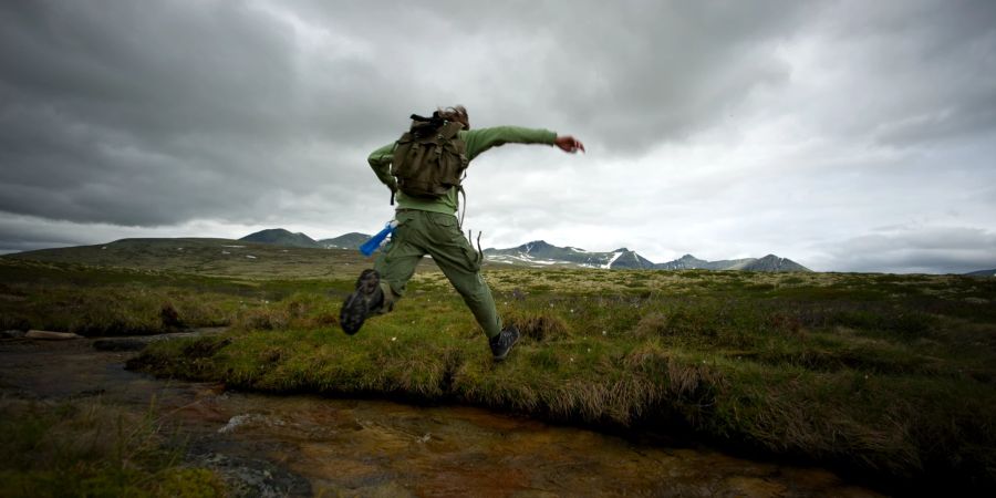 Survival-Abenteurer springt über Schlamm