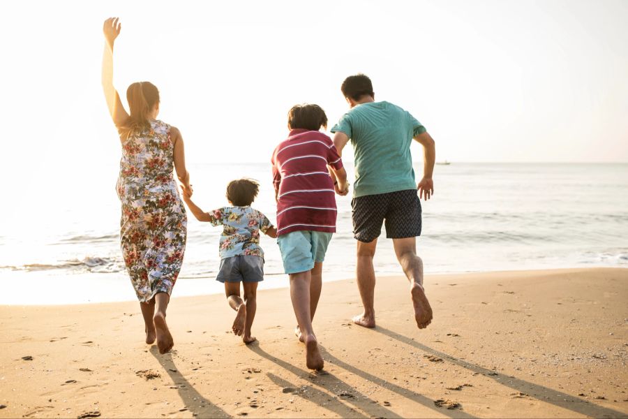 Glückliche Familie am Strand