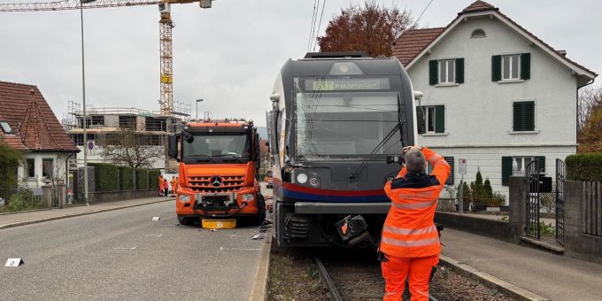 Dietikon ZH: Drei Verletzte bei Kollision mit Zug. Dietikon ZH