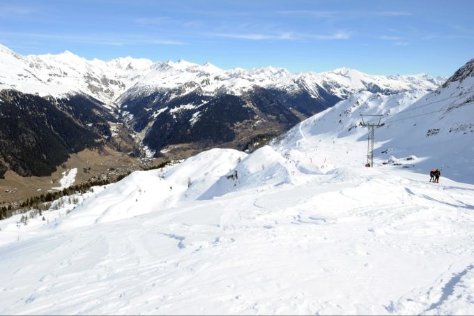 Skilift über Airolo in den Schweizer Alpen. Skilift