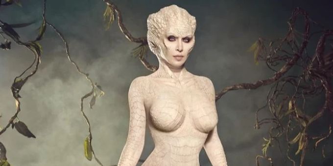 Zu Halloween - Kim Kardashian zeigt sich als Albino-Alligator