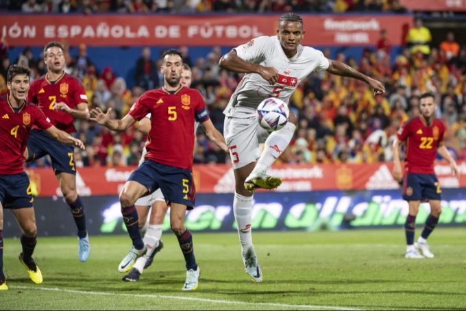 2022 bezwingt die Schweizer Nati (hier mit Manuel Akanji) Spanien in der Nations League. Schweizer Nati