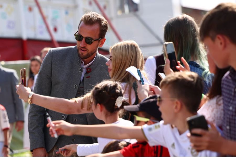 Den anderen Besuchenden gefällt der Auftritt der Bayern-Stars.