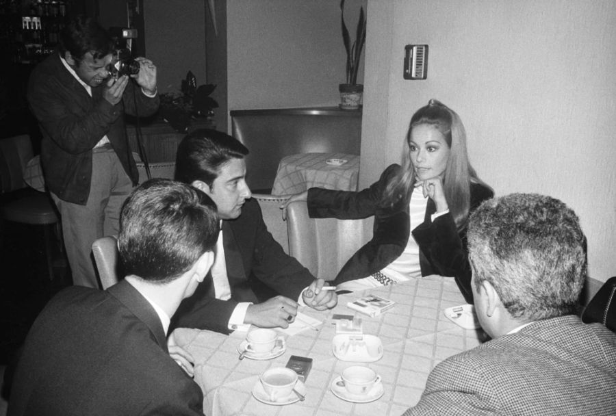 An die zweite Stelle schafft es Schauspielerin Claudine Auger, hier spricht sie am 21. Filmfestival Locarno mit Journalisten, aufgenommen im August 1968.