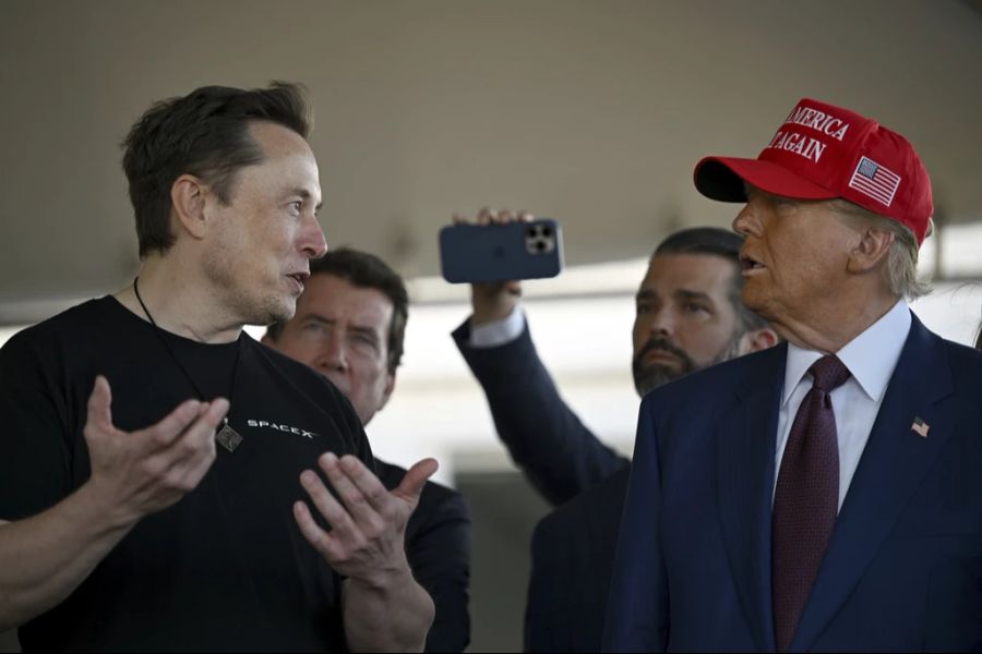 Nebst dem Politikstil von Trump kritisiert Merkel seine enge Zusammenarbeit mit Elon Musk.