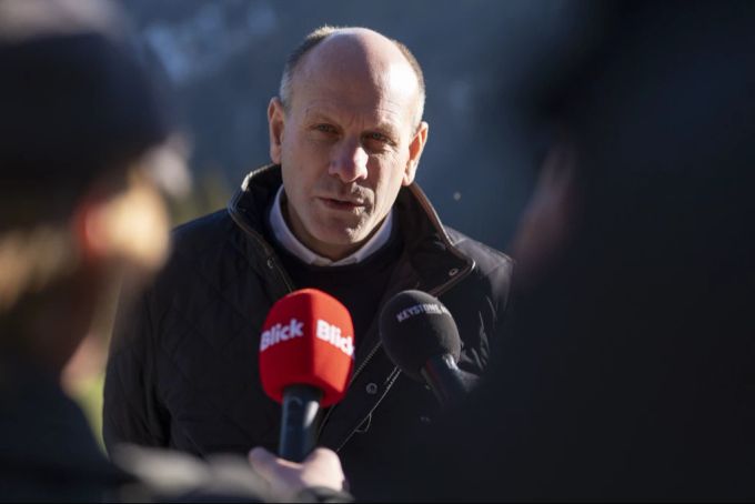 Gemeindepräsident Daniel Albertin spricht in Brienz mit Pressevertretern. (Archivbild) Gemeindepräsident Daniel Albertin Brienz