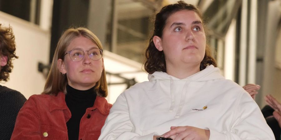 Svenja Appuhn (l) und Katharina Stolla (r) haben den Grünen den Rücken gekehrt und wollen jetzt mit einer neuen Bewegung linke Politik voranbringen. (Archivfoto)