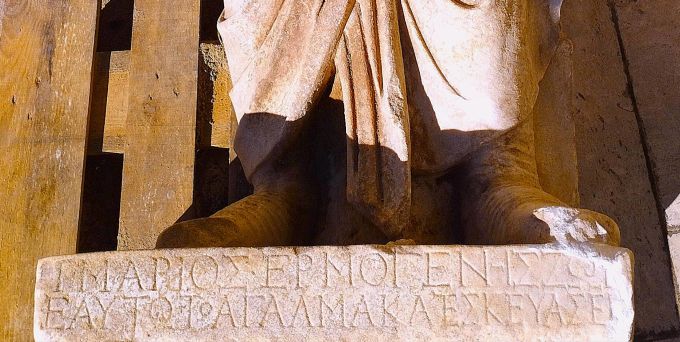 Gravur im Sockel der Statue. (Screenshot) Marmorstatue Sockel