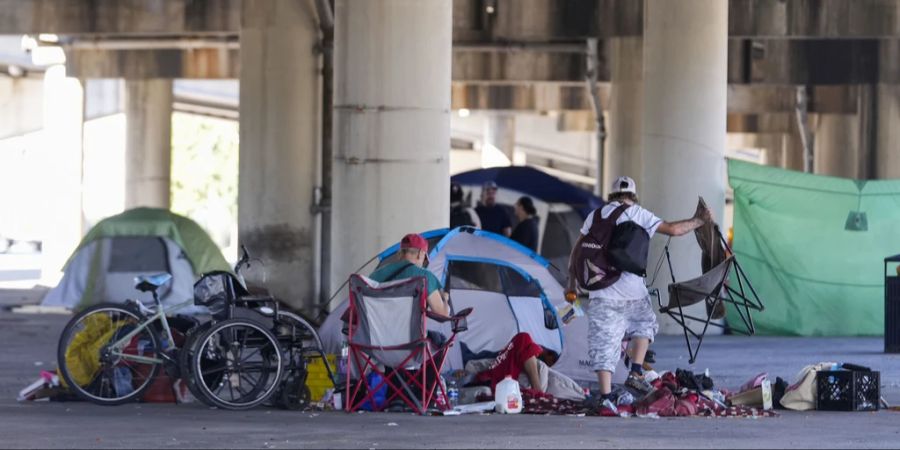 Die etwa 75 Menschen wurden angewiesen, ihre Zelte abzubauen und zwei Blocks weiter wieder aufzubauen.