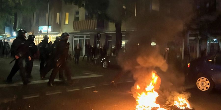 Autoreifen brannten: In der Nacht kam es in Berlin-Neukölln zu Ausschreitungen.