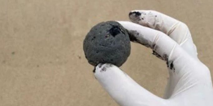 An einem beliebten Strand in Sydney sorgen geheimnisvolle schwarze Kugeln für Aufregung. Strand Australien