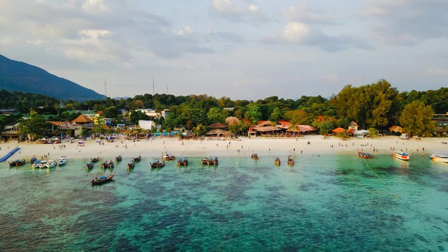 Thailand lockt nicht nur Touristinnen und Touristen mit malerischen Stränden, warmem Wetter und günstigen Lebenshaltungskosten.