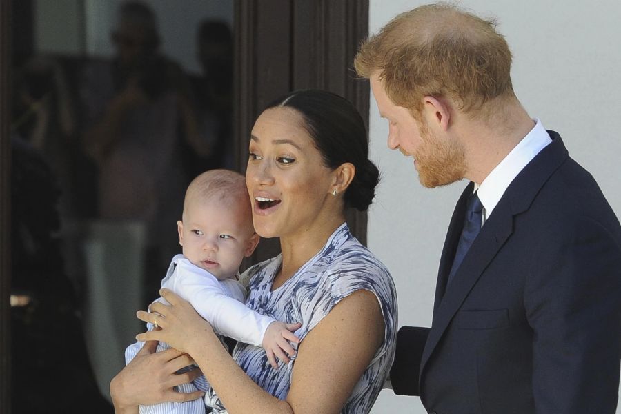 Meghan bleibt mit den Kids in den USA, während Harry nach England reist.