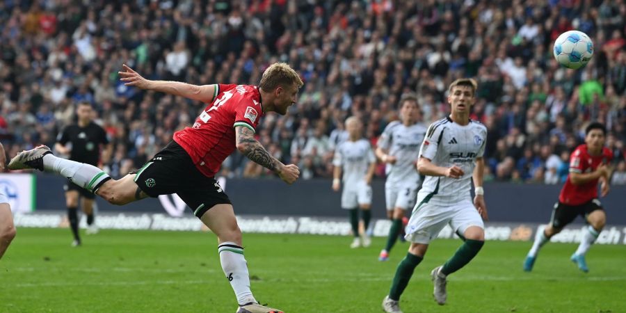 Chance für Hannover: Andreas Voglsammer köpft den Ball auf das Schalker Tor.