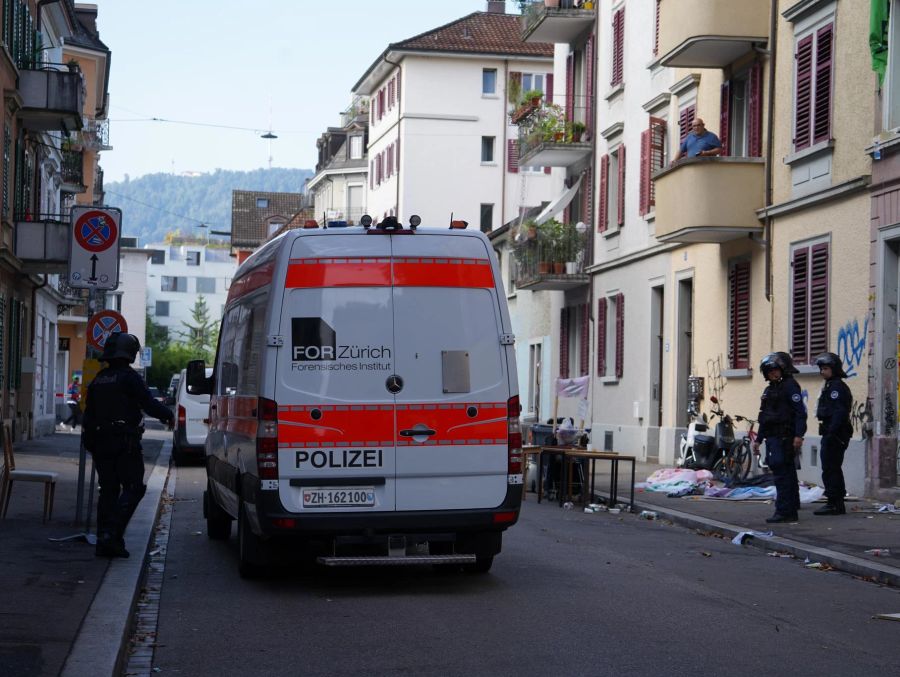 Auch das Forensische Institut Zürich war vor Ort. Grund waren verdächtige Gegenstände.