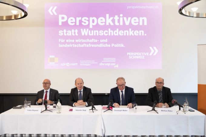 V.l.n.r.: Fabio Regazzi, Präsident Gewerbeverband, Valentin Vogt, Präsident Arbeitgeberverband, Christoph Mäder, Präsident Economiesuisse, und Markus Ritter, Präsident Bauernverband, während einer gemeinsanmen Medienkonferenz am 7. Oktober 2022, in Bern. Gülle und Geld
