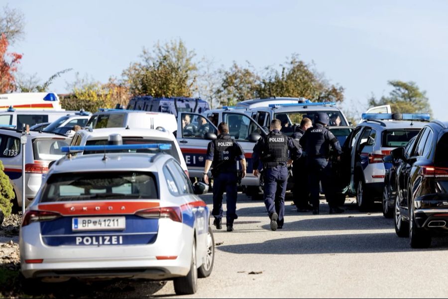 Der mutmassliche Täter ist weiterhin auf der Flucht. Es läuft eine Grossfahndung.