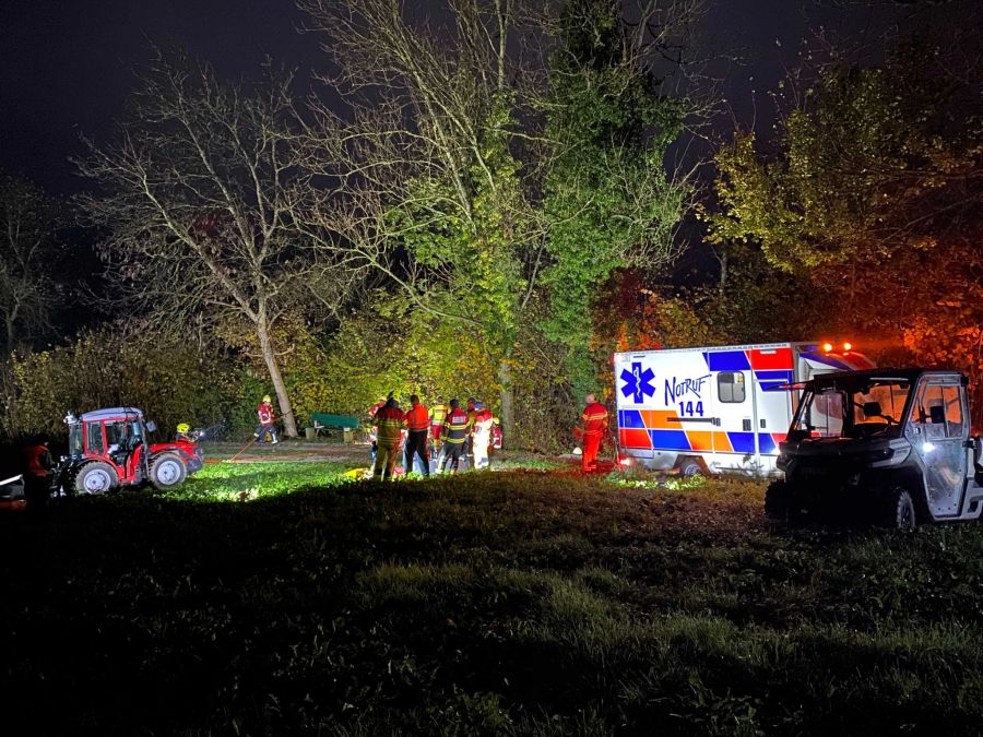 Unfallarbeiten in Hünenberg - E-Biker wird geborgen.