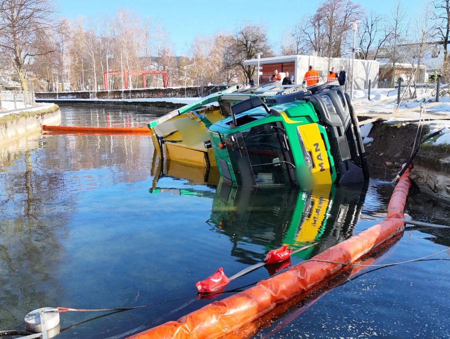 Der Grund für das Bad im Fluss: Die durch den Schnee rutschige Fahrbahn.