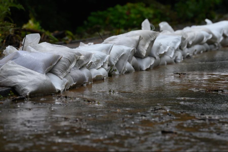 In Österreich ist man aufs Schlimmste vorbereitet. Die Bewohner von Ortschaften und Städten in Flussnähe haben vielerorts Sandsäcke aufgestellt. Das Bild ist aus Niedersachsen (D). (Symbolbild)