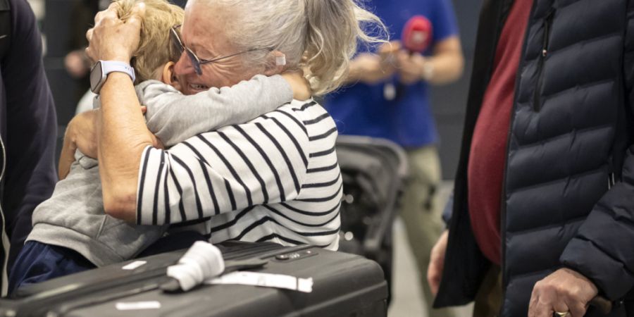 Umarmungen am Flughafen: Ein Sonderflug aus Oman landete am Donnerstagnachmittag in Zürich.
