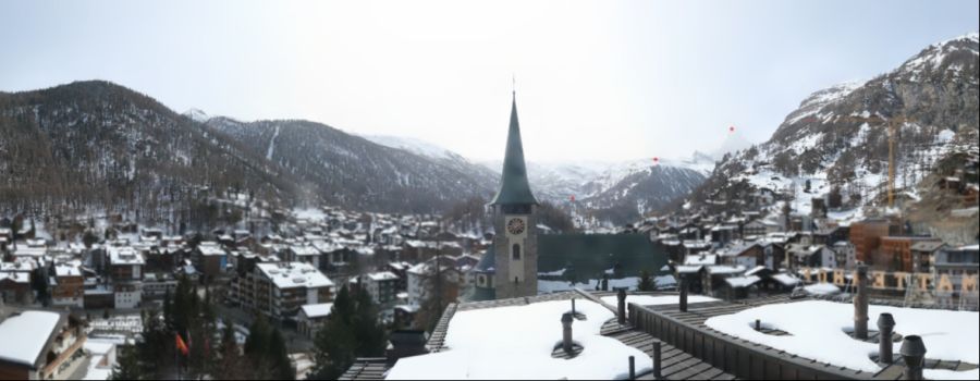In Zermatt ist das Matterhorn auf der Webcam kaum mehr sichtbar.