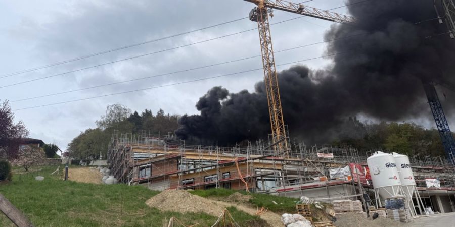 Der Brand auf dem Dach eines im Bau befindlichen Mehrfamilienhauses sorgte für schwarzen Qualm.