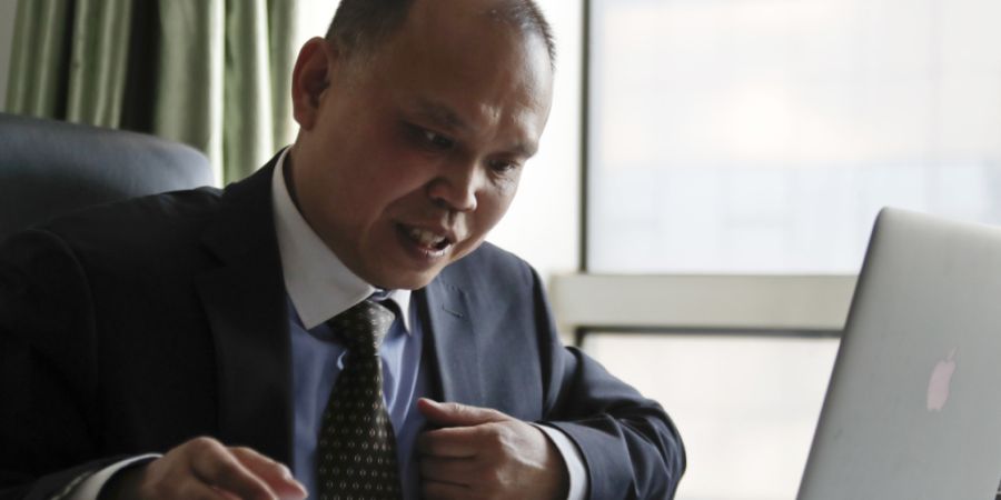 ARCHIV - Der chinesische Bürgerrechtsanwalt Yu Wensheng arbeitet an seinem Laptop. Foto: Andy Wong/AP/dpa