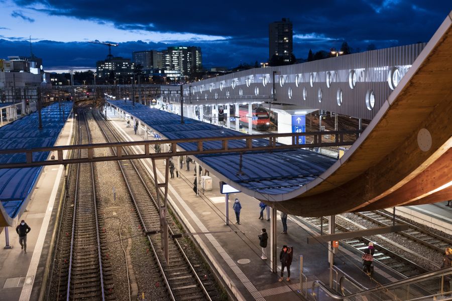 Auf Gleis 49 fährt der Schnellzug nach Biel – sehr zum Ärger vieler Pendler, die dort täglich einsteigen.