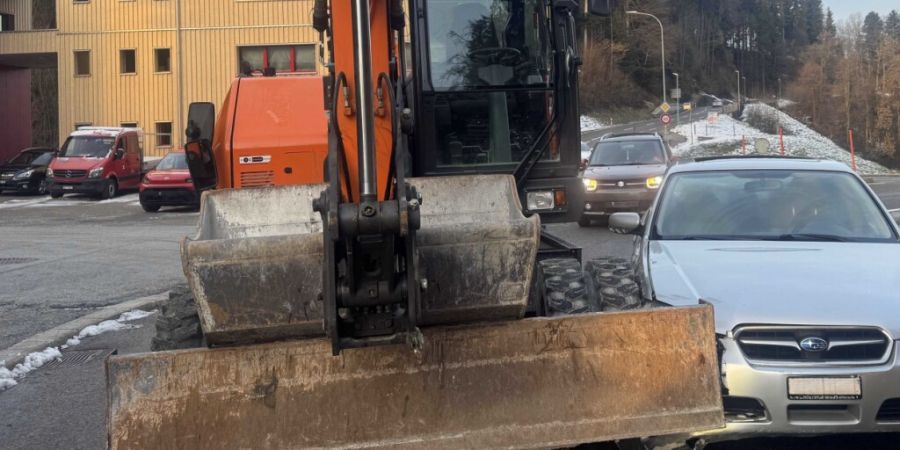 In Hundwil übersah ein 92-jähriger Autofahrer eine Baumschine im Kreisel. Die Fahrzeuge stiessen daraufhin zusammen.