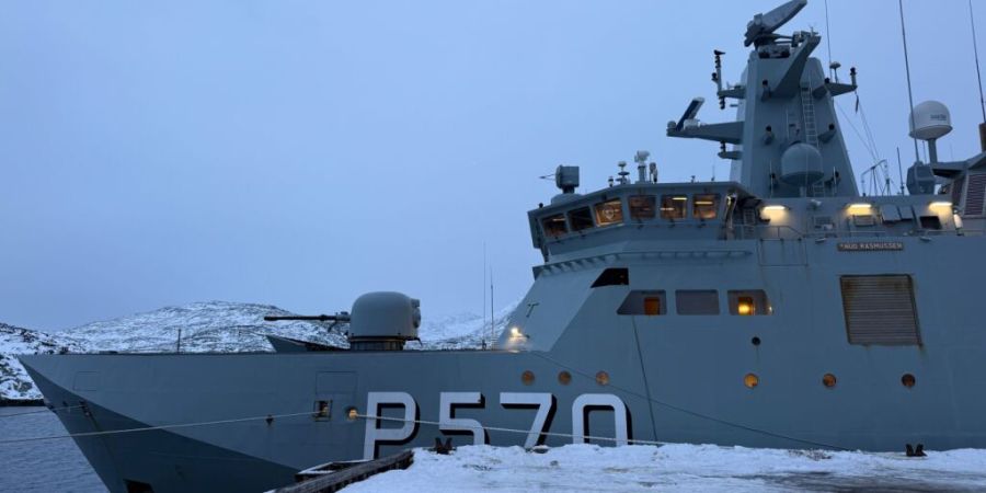 Das dänische Kriegsschiff «Knud Rasmussen» liegt im Hafen von Nuuk. Foto: Julia Wäschenbach/dpa