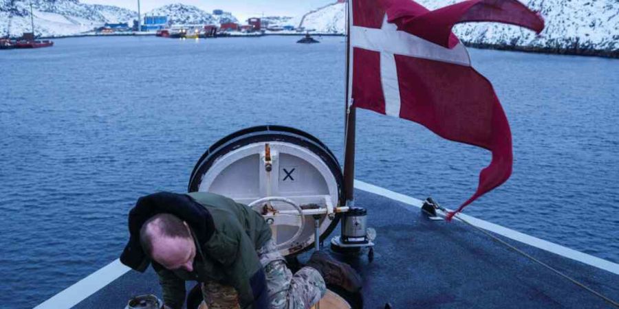 ARCHIV - Ein dänischer Soldat klettert aus einer Luke am Bug des Militärschiffs HDMS Knud Rasmussen der Königlich Dänischen Marine, das vor Nuuk ankert. Foto: Evgeniy Maloletka/AP/dpa