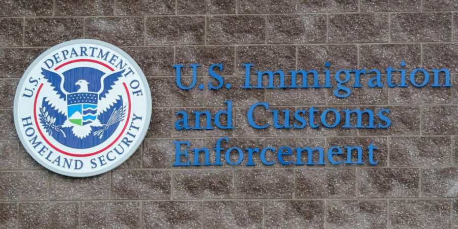 ARCHIV - Das Siegel des United States Department of Homeland Security an einem Verwaltungsbüro und Bearbeitungszentrum der US-Einwanderungs- und Zollbehörde (ICE). Foto: Paul Weaver/S...